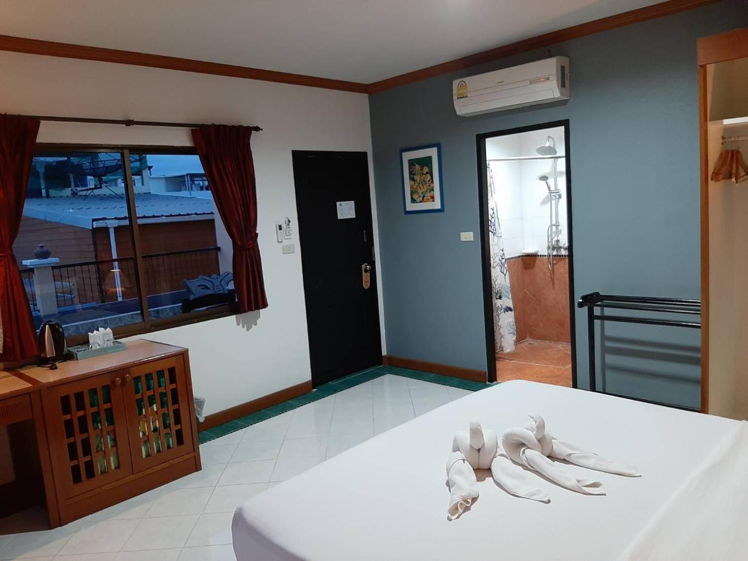 Sea Front Home Hotel - Patong Beach Exterior photo