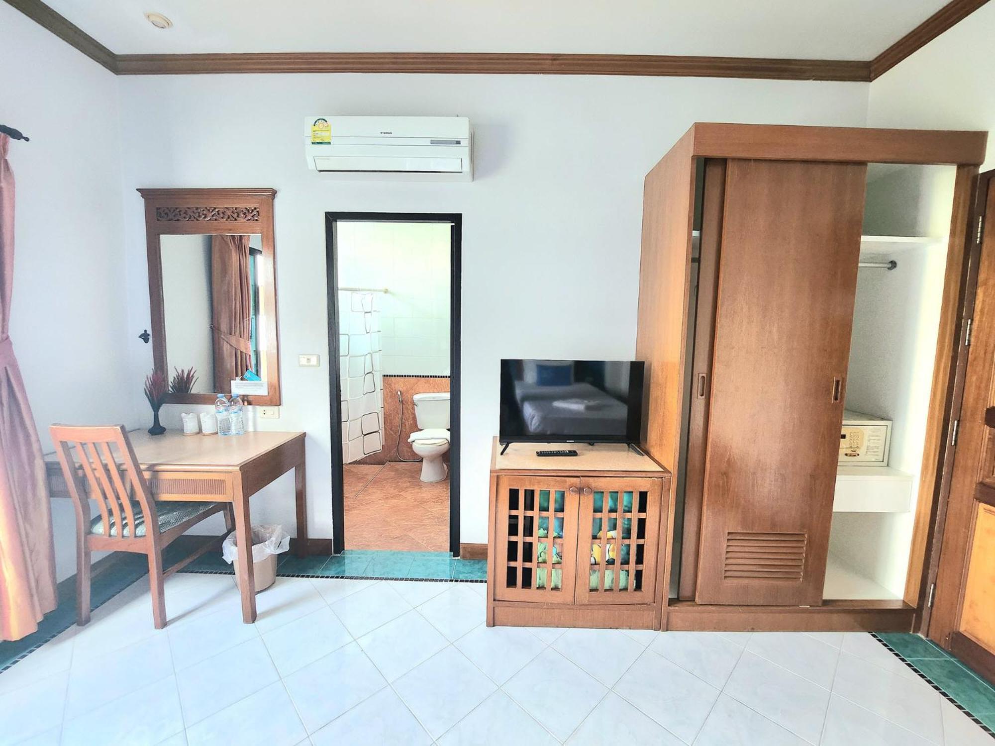 Sea Front Home Hotel - Patong Beach Exterior photo