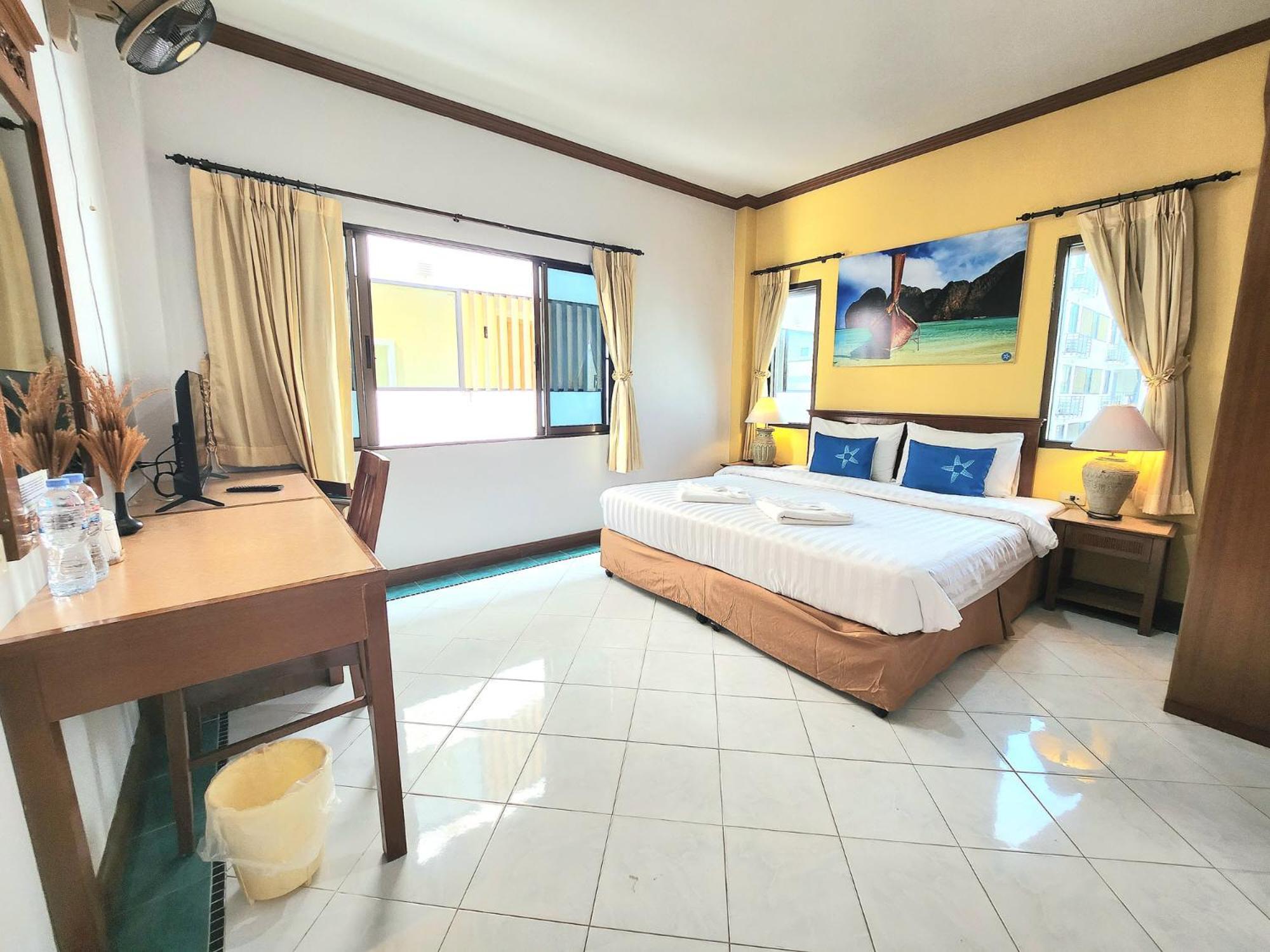 Sea Front Home Hotel - Patong Beach Exterior photo