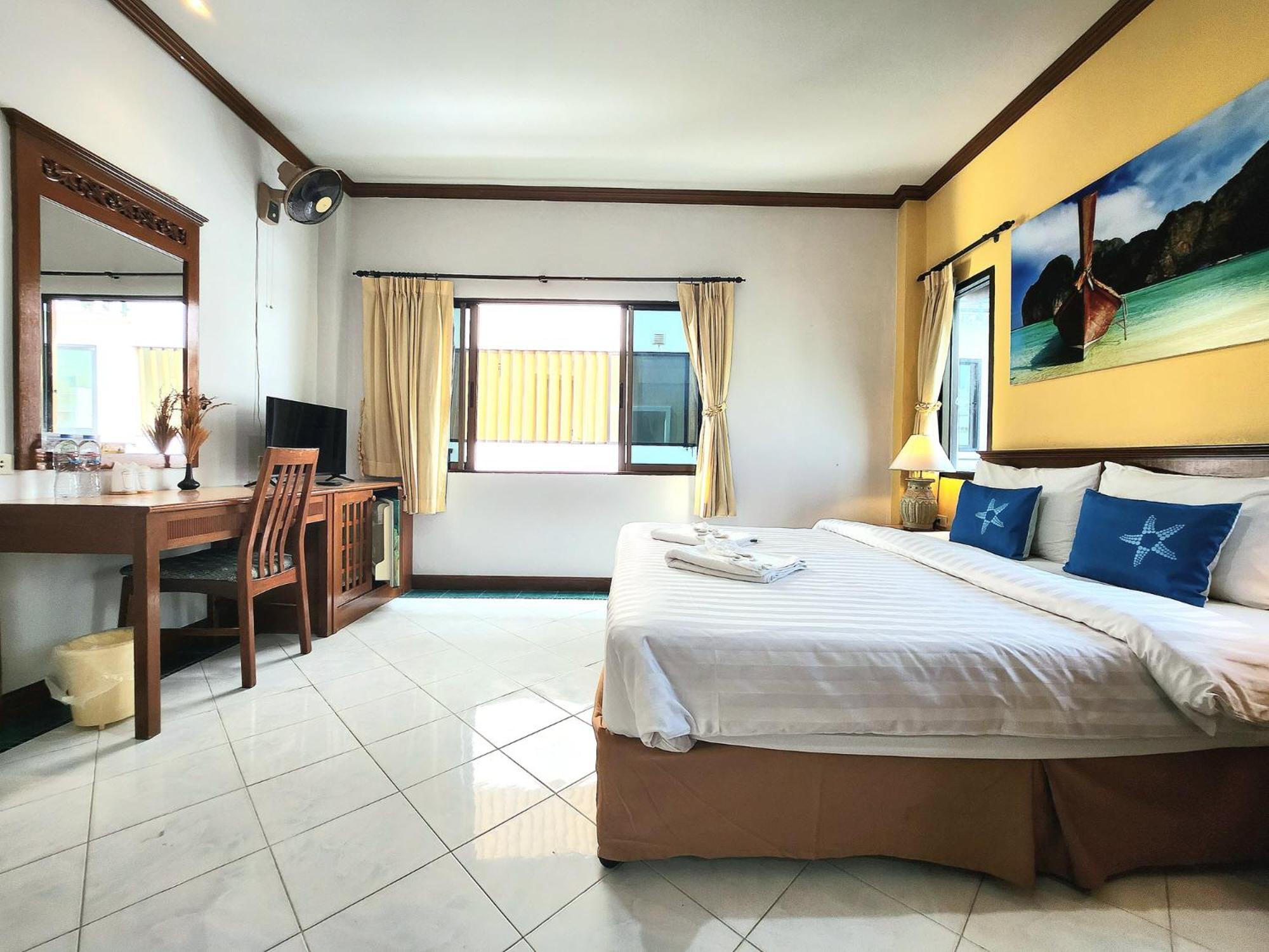 Sea Front Home Hotel - Patong Beach Exterior photo