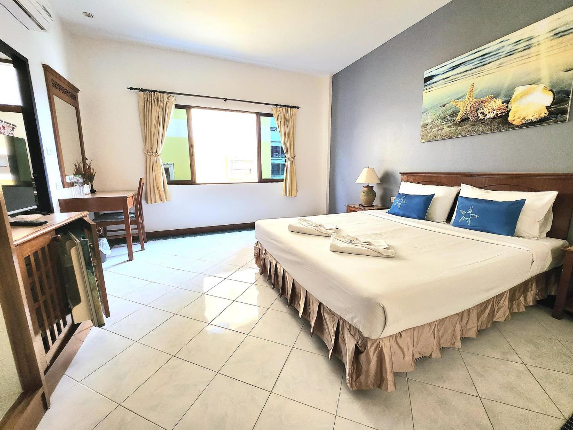 Sea Front Home Hotel - Patong Beach Exterior photo